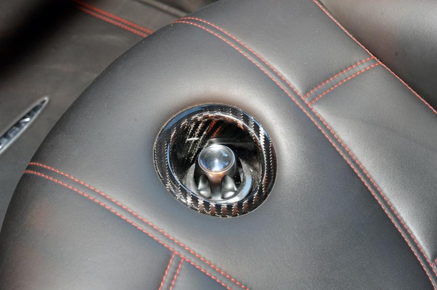Детали интерьера Pagani Huayra 2012 года  (WW) (фото 29 из 82)